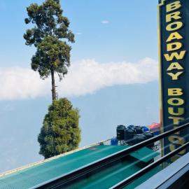 Luxury stay at Hotel Broadway Boutique Mall Road Chowrasta Near Mahakal Temple, hotel sa Darjeeling