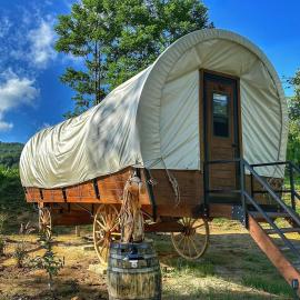Luxury Glamping Wagon with mountain and vineyard views Winery, hotel in Banner Elk