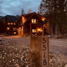 Fernie में, होटल Ski-In Chalet: Private Hot tub, Bonus Bunk House