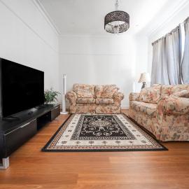 Classic decor, freshly painted 3 bedroom and 2 bathroom quiet home
