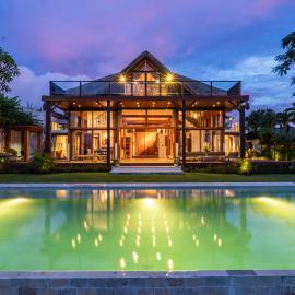 Villa Selatan Oceanfront Cliffside Sunset Pool, hotel i Jimbaran