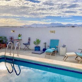 Separates 3-Terrassen-Apartment in romantischem Landhaus mit Pool、Grimaのホテル