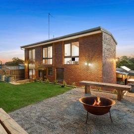 Beachside Weekender Retreat with Spa sleeps 11-13, hotel in Ocean Grove