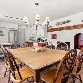 Federal on Exeter Circa 1805 Sleeps 8, hotel di Exeter