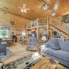 Large Group Cabin | Near Snake River & Kelly Canyon, hotel i Rigby