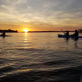 Waterfront home with Private Dock Hot tub and swimming as well as a large fenced backyard, hotel u gradu Cedar Point
