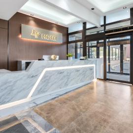 Ly New York Hotel, hôtel à College Point