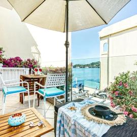 Evita's ikia seaside luxury house, hotel em Mesongi
