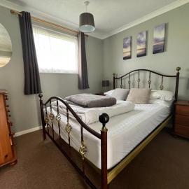 26, Two bed chalet on Bermuda holiday park, Hemsby - Sleeps 5, bed linen and towels included - with onsite entertainment and more options close by, hotel in Great Yarmouth
