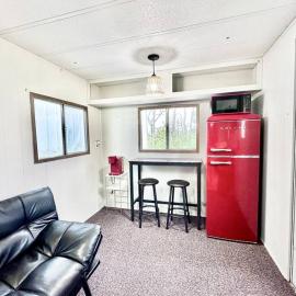 Trestle Creeks Farmhouse Fort Tiny House，布盧明頓的飯店