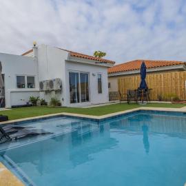 Adele's Apartment with Pool, 5 minutes walk to the beach, Hotel in Palm/Eagle Beach