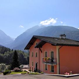 Appartamenti Flora Alpina, hotel a Temù