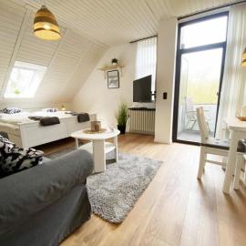 Ferien im Wangerland - Haus Wiesenweg - Apartment 2 1OG, хотел в Хорумерзил