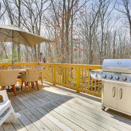 Forest-View Deck & Fire Pit: Poconos Escape!, hotel in East Stroudsburg