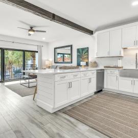 Palms of Seagrove D5, Steps to the Beach, Sleeps 4, Pool, 2 bikes and 5 mins from Seaside, khách sạn ở Seagrove Beach