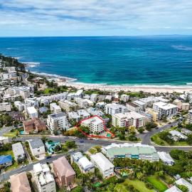 Kings Beachside Escape spacious apartment centrally located, hotel in Caloundra