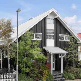 4 Bed House Sleeps 8 -Car Barbecue Balcony, hotel v Reykjavíku
