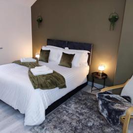 Comfortable 3 Bedrooms Leeds Beach House - Ideal for Family and Contractors - Free WIFI, Projector in bedroom and Free Parking for 2 cars, hotel u gradu 'Killingbeck'