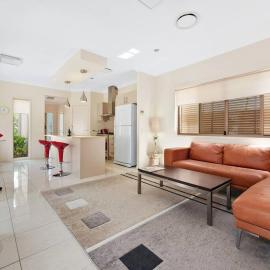 Impeccable Modern 1 Bedroom Apartment ~ Taringa