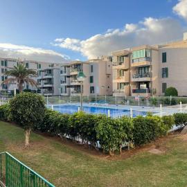 Spacious & Centrally-Located Apartment, hotel a Arona