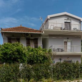 Potami Apartments, hotel in Áno Yerakaríon