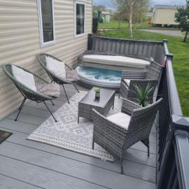 Luxury caravan and Tattershall lakes with private hot tub and WiFi, hotel in Tattershall