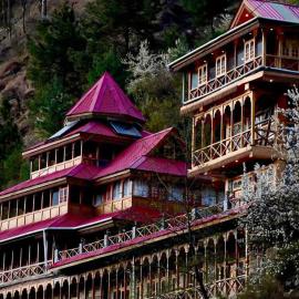 Tirthan Village Resort - Tirthan Valley, hotelli kohteessa Gushaini