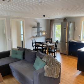 Stockholm Archipelago House with shared pool, hotelli kohteessa Mörtviken