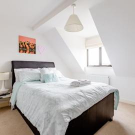 Lovely Comfy Double Bedroom with secure parking