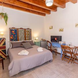 CENTRO STORICO Redmood House a 5 min dal Mare, Aria Condizionata, Wi-Fi e Netflix
