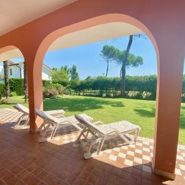 Garden retreat by the sea on Albarella, hotel in Isola Albarella