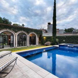 Casa Regina, Stylish 3BR Home in Centro with Rooftop & Jacuzzi