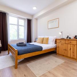 Chic Urban Getaway in City Center by Flat Mаnager