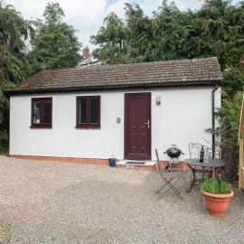 The White House Holiday Cottage - Pass the Keys، فندق في Highley