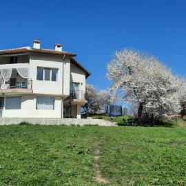 "House of swallows" vacation home, close to Sofia, hotel in Makotsevo