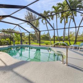 Villa Tiki w/ heated Pool very quiet & green Oasis, hotel em Cape Coral