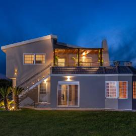 Coral Paradise Luxury Modern Family Villa with Jacuzzi, Pool View & Parking in Rhodes Island, hotel sa Kremasti
