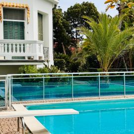 Elegant Sea View Retreat in Historic Villa with Pool, hotel v destinácii Bordighera