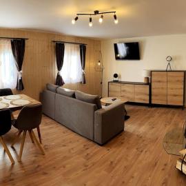 Stylish cottage in national park, hotel en Janov
