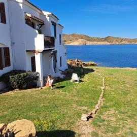 Casa con jardin ,vistas al mar y atardecer en Playas de Fornells, hotel in Es Mercadal