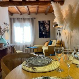 Maison cosy, 2 chambres, adossée aux remparts