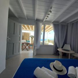 Blue Waves Suite Mykonos, hotel a Kalafatis