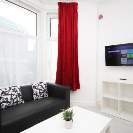 BARTON BEACHSIDE - Stylish Studio Apartment, Double & Single - Central Beach & Promenade Location - Over 21's, Family Friendly Only, ID Required, hotel in Blackpool