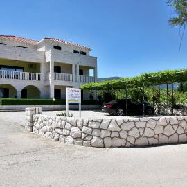 Villa Marijana, מלון בסרסר