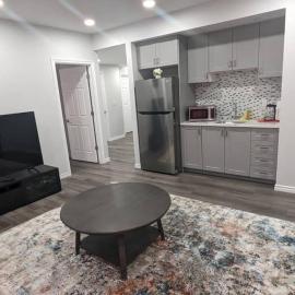 Comfy one bedroom Airdrie, отель в городе Эйрдри