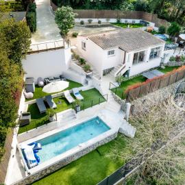 Piscine-Jacuzzi-Sauna -Videoprojecteur Perle Rare, viešbutis mieste Muženas