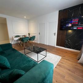 105 Quadratmeter Apartment, Parkplatz, kinderfreundlich, 6 Personen, WIFI, vollausgestattete Küche,, hotel a Crimmitschau