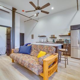 Loft-Style Downtown Cashton Studio: Dogs Welcome!, hotel v destinaci Cashton