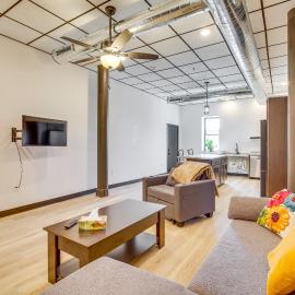 Step-Free Cashton Apartment: Steps to Downtown!, hotel a Cashton