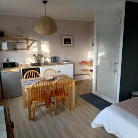 Studio et parking acces direct Nantes โรงแรมในเรอเซ